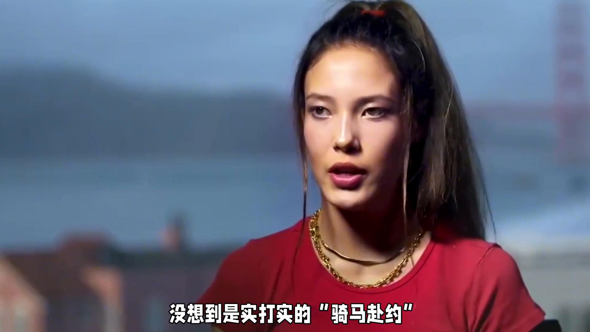 谷愛凌一襲長裙騎馬 神一般出場